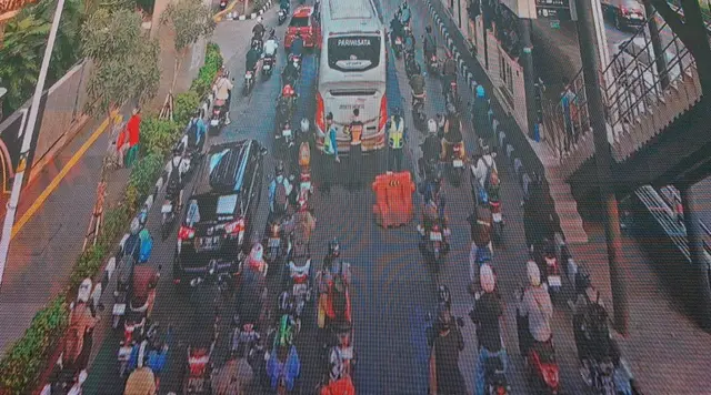 Bus Mogok Depan Halte Cawang Cikoko, Lalu Lintas Macet