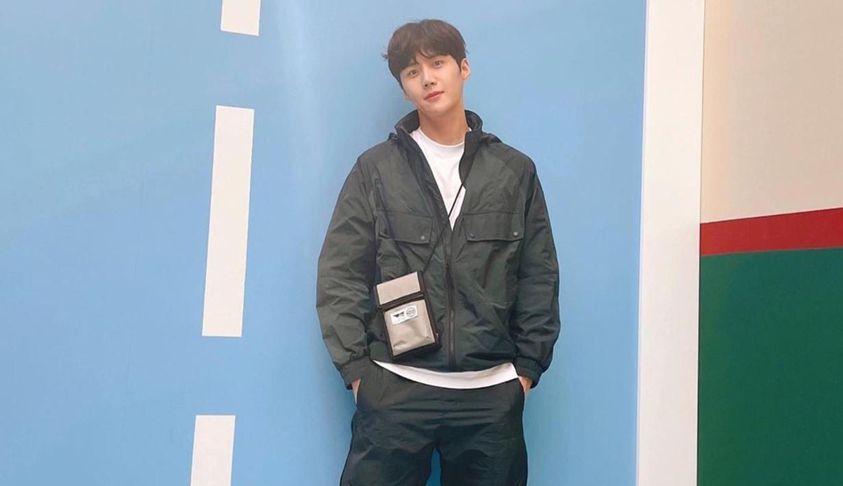 Penampilan Kim Seon Ho dalam unggahan akun Instagram pribadinya selalu mencuri perhatian netizen. Menggunakan kaos putih yang dipadukan dengan jaket serta celana training hitam, penampilannya terlihat santai namun menawan.(Liputan6.com/IG/@seonho__kim)