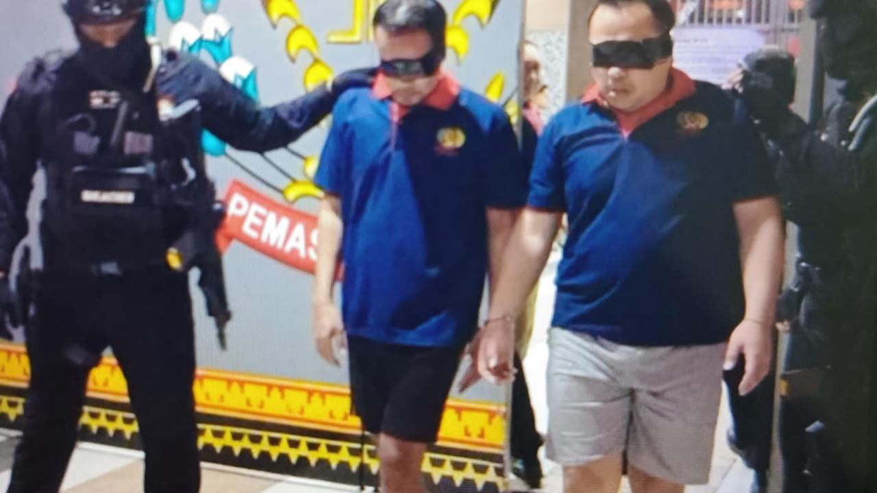 Proses pemindahan napi jaringan Fredy Pratama dari Lapas Way Hui, Bandar Lampung ke Lapas Nusakambangan dikawal ketat Satbrimob Polda Lampung.  Foto : (Istimewa).
