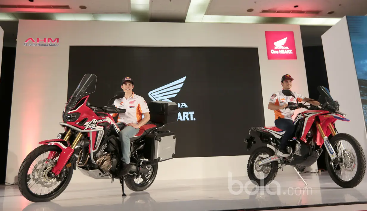 Marc Marquez dan Dani Pedrosa juga mencoba produk baru Honda yakni Africa Twin CRF1000L pada peluncuran Repsol Honda RC213V di Kemayoran, Jakarta, Jumat (3/2/2017).  (Bola.com/Nicklas Hanoatubun)