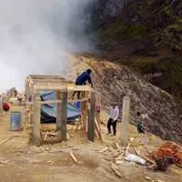 Pembangunan di bibir Kawah Ijen, Banyuwangi, Jawa Timur. (Instagram/wendraaji)