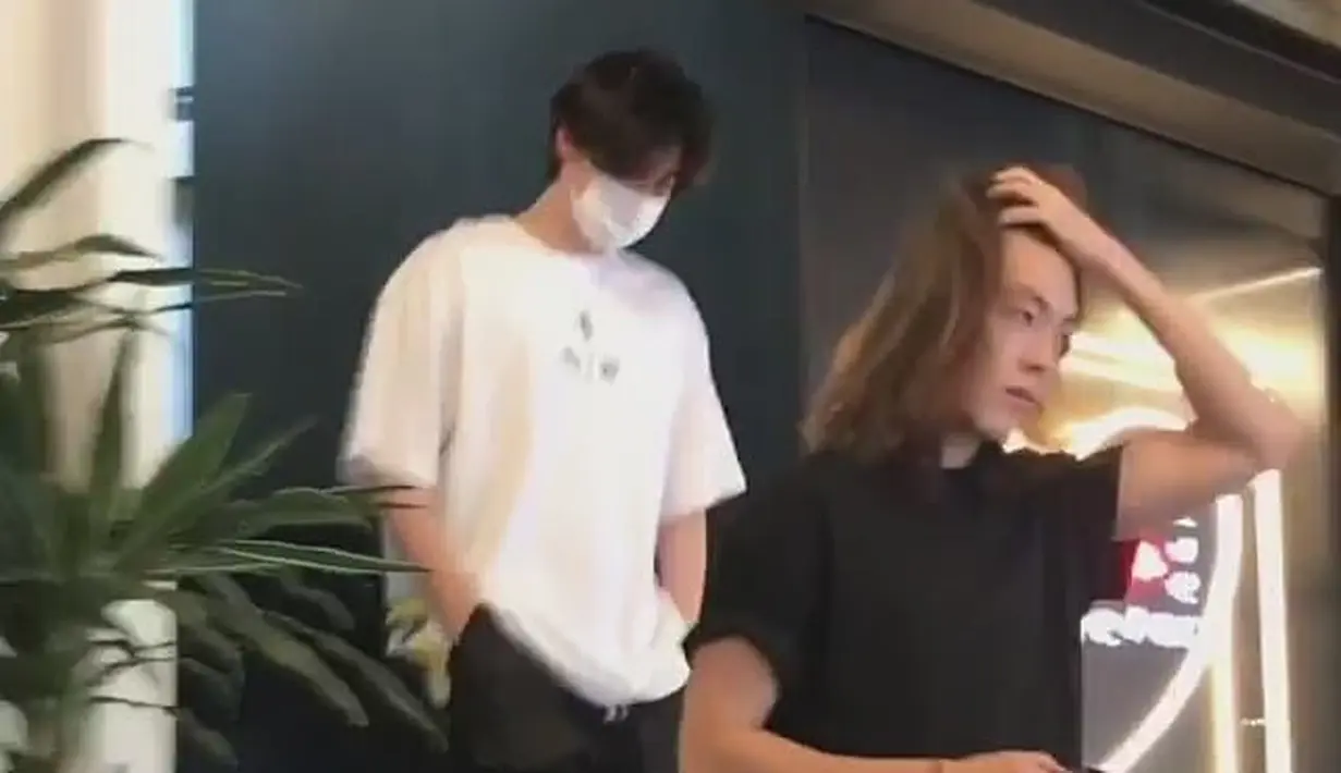 Dalam sebuah video terlihat aktor sekaligus model tersebut sudah memiliki rambut yang panjang. (twitter/Oppafeeels)