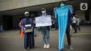 Sejumlah mahasiswa UNY membawa baju dansa saat menggelar aksi di depan Gedung Kemendikbud, Jakarta, Jumat (10/2/2023). Dengan memaksa masuk untuk melakukan aksi di dalam lingkungan Kemendikbud, mahasiswa UNY memberikan baju dansa sebagai bentuk protes terkait mahalnya biaya kuliah di Indonesia. (Liputan6.com/Faizal Fanani)