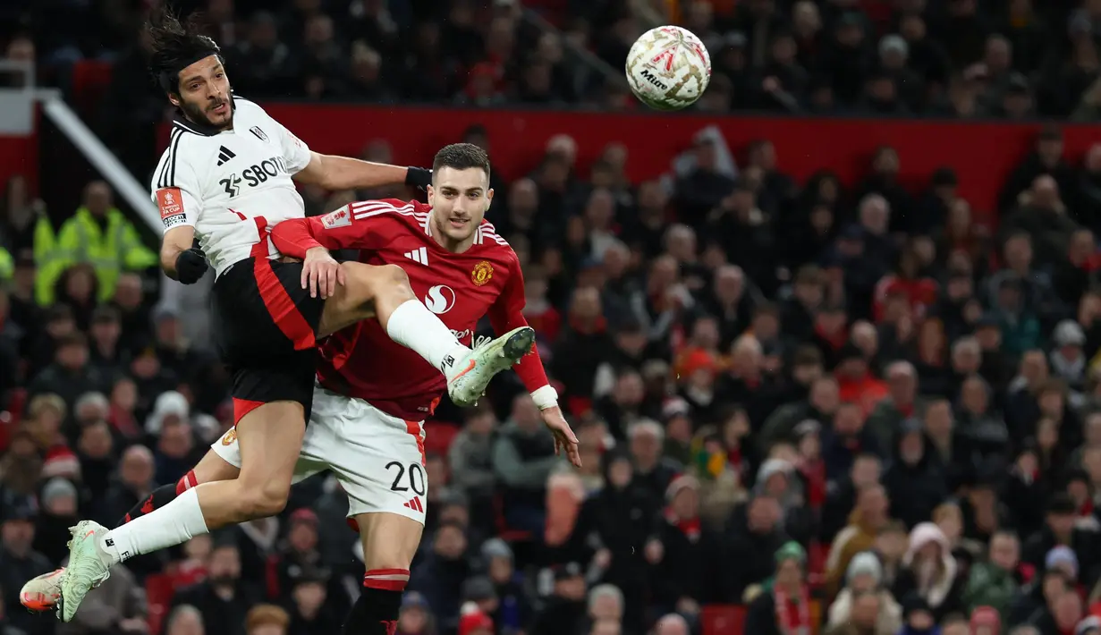 Di babak kedua, Manchester United mencoba bermain lebih agresif. (Darren Staples/AFP)