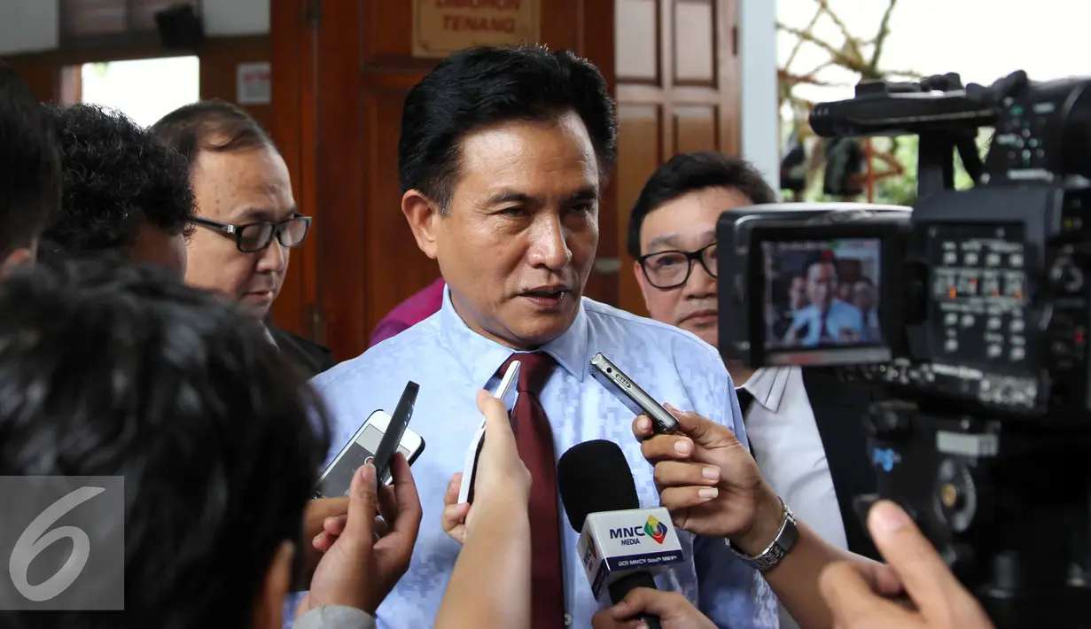 Yusril Ihza Mahendra saat diwawancarai usai menghadiri sidang pra peradilan Dahlan Iskan, Jakarta, Selasa (28/7/2015). Yusril mengatakan, dalil yang dipakai Kejati tidak beralasan dan tidak berdasar hukum yang berlaku. (Liputan6.com/Helmi Afandi)