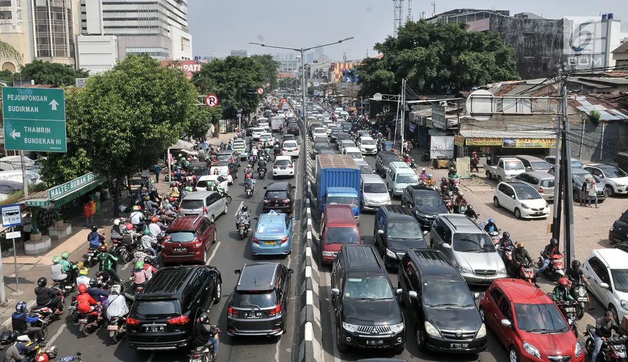 Suasana kemacetan di kawasan Tanah Abang, Jakarta, Selasa (1/5). Akibat pengalihan arus lalu lintas di Hari Buruh Sedunia, kemacetan terjadi di Tanah Abang mulai perempatan lampu merah TPU Karet Bivak hingga arah Slipi. (Merdeka.com/Iqbal S. Nugroho)