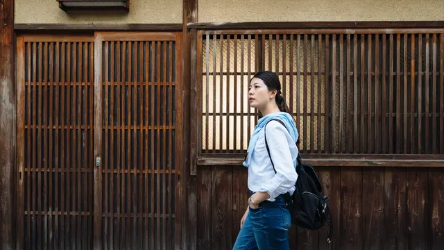 perempuan dan coba tenangkan diri