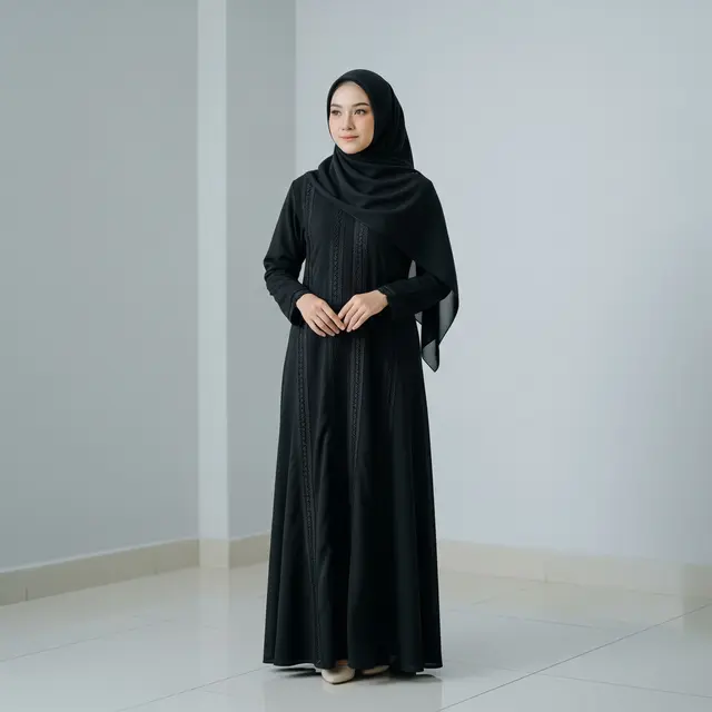 Gamis Hitam Potongan Lurus dengan Detail Renda Vertikal