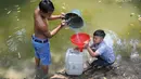 Dua anak Kampung Gamblok mengambil sisa air Kali Cihoe, Desa Ridomanah, Bekasi, Jawa Barat, Kamis (15/8/2019). Bantuan air bersih dirasa kurang bagi warga sebab distribusi tidak merata dan dilakukan hanya pada awal-awal pemberitaan media massa. (merdeka.com/Arie Basuki)