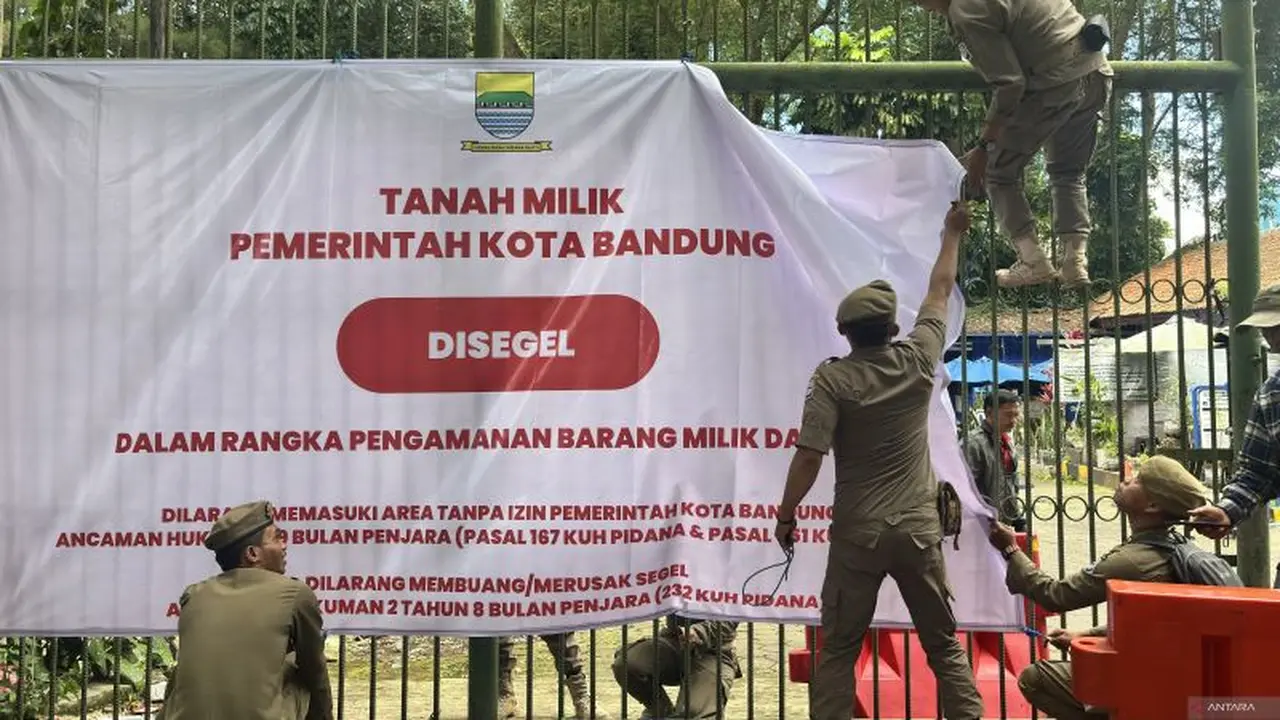 Satpol PP Kota Bandung segel Bandung Zoo