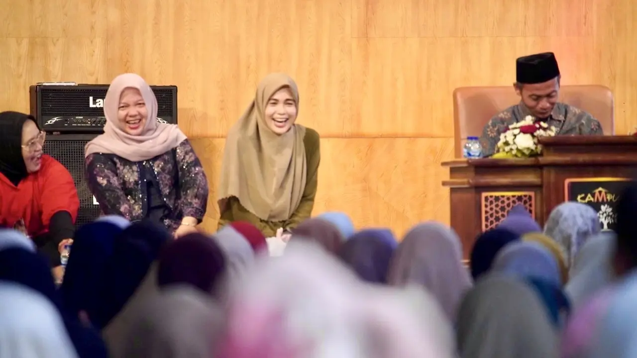 Istri capres nomor urut 3 Ganjar Pranowo, Siti Atikoh.