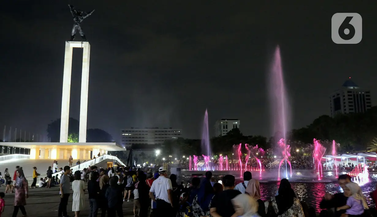Di Taman Lapangan Banteng, animo masyarakat terlihat luar biasa dalam menyambut aktivasi taman 24 jam ini. (Liputan6.com/Herman Zakharia)