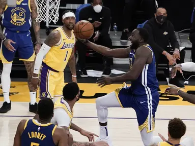 Pebasket Golden State Warriors Draymond Green (tengah) berupaya memasukkan bola dalam pertandingan NBA melawan LA Lakers di Staples Center,  Los Angeles, California, Amerika Serikat, Senin (18/1/2020). (AP Photo/Jae C. Hong)