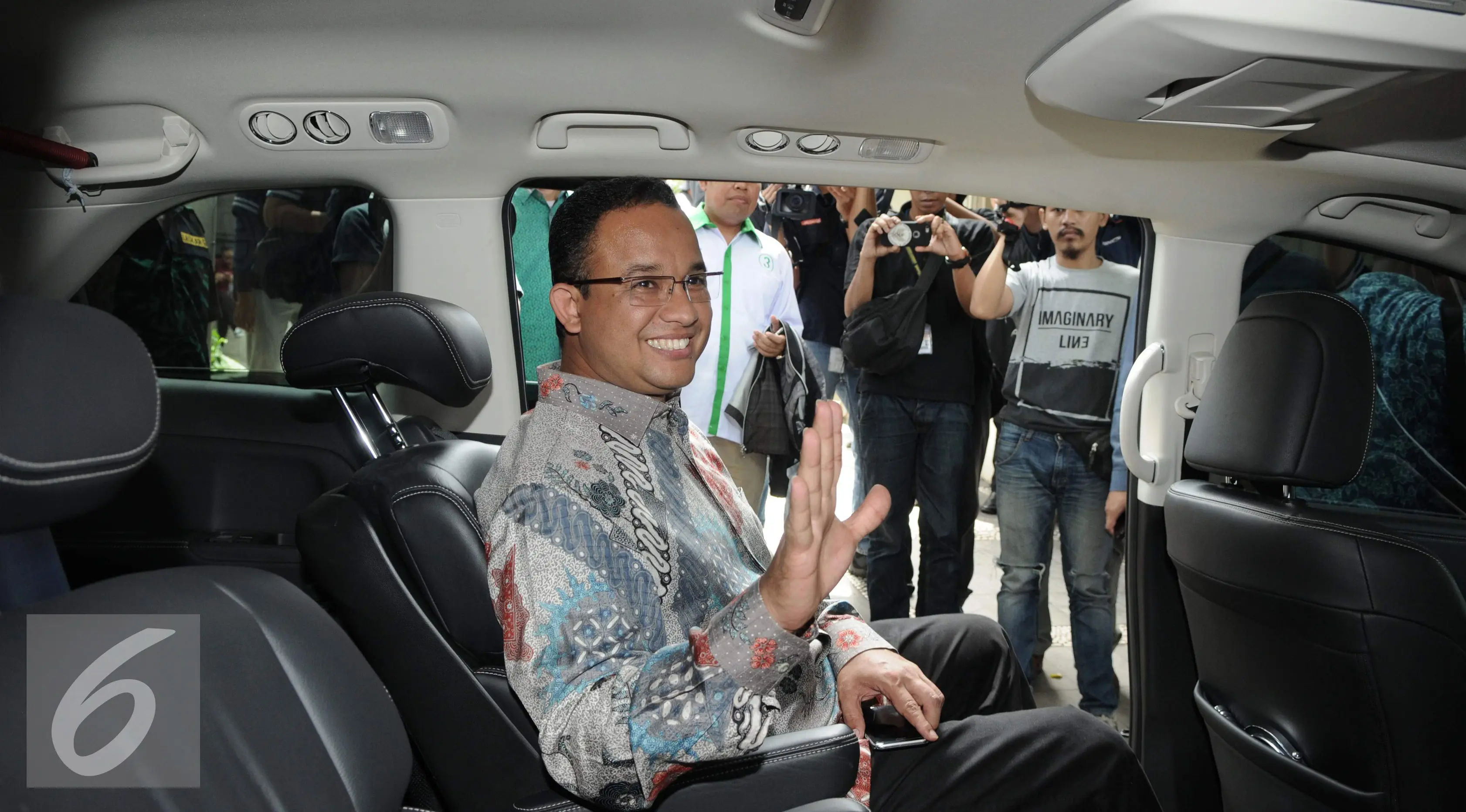 Anies Baswedan menyapa awak media dari dalam mobil seusai kunjungan ke kediaman Hamzah Haz, di Patra Kuningan XV, Jakarta, Rabu (16/11). (Liputan6.com/Helmi Affandi)