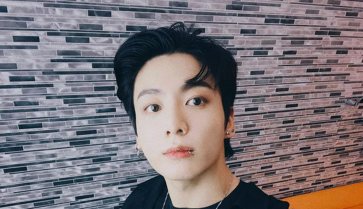 Berfoto selfie, Jungkook tampil kasual dengan mengenakan kaus hitam yang dilapisinya lagi dengan oversized shirt yang juga berwarna hitam. Ia menambahkan sentuhan aksesori yang membuat penampilannya semakin menarik, yaitu kalung dan anting. Foto: Instagram.