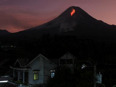 Lava menyembur dari Gunung Merapi terlihat dari desa Kaliurang Selatan di Srumbung, Magelang, Jawa Tengah pada 12 Maret 2023. Gunung Merapi yang berada di perbatasan Daerah Istimewa Yogyakarta dan Jawa Tengah kembali meletus pada Sabtu 11 Maret 2023. (AFP/Devi Rahman)