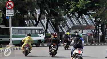 Sejumlah Sepeda motor melintasi jalan Sudirman, Sabtu, (30/4). Sebelumnya beredar kabar bahwa kebijakan Pemerintah Daerah akan mulai secara efektif melarang sepeda motor melintasi kawasan Senayan-Thamrin pada 1 Mei 2016 besok. (Liputan6.com/Johan Tallo)