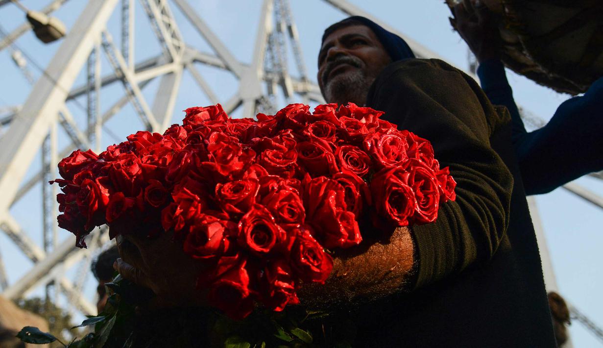  FOTO  Berburu Mawar  Merah untuk  Hari Valentine Lifestyle 