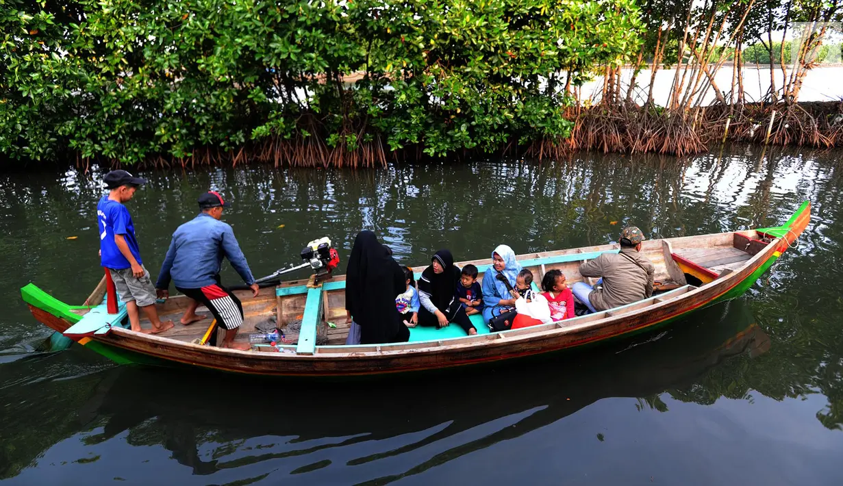 Perahu wisatawan melewati hutan mangrove di Sungai Rindu, Desa Hurip Jaya, Babelan, Bekasi, Jumat (7/6/2019). Dengan membayar perahu Rp 10 ribu per orang, wisatawan sudah bisa berkeliling sambil menikmati kopi dalam hutan mangrove. (merdeka.com/Arie Basuki)