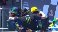 Meski blunder anak didiknya blunder, Valentino Rossi (tengah) tetap merangkul Luca Marini dan Marco Bezzecchi usai balapan. (MotoGP)