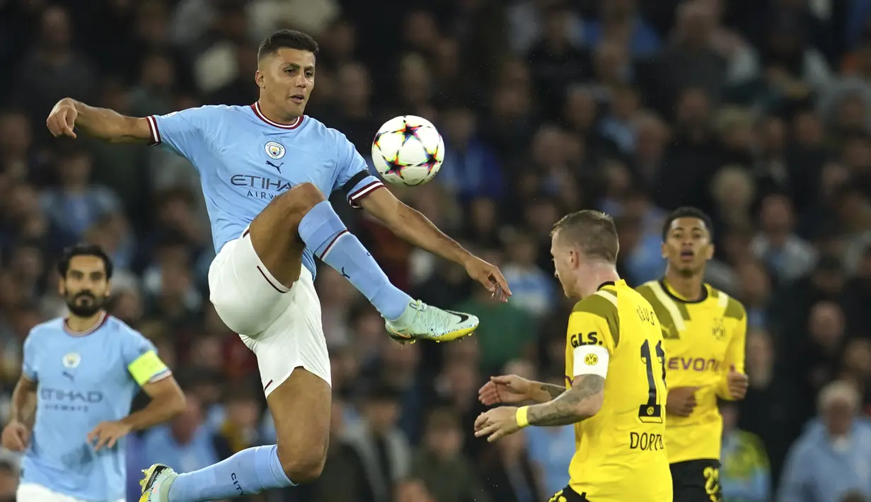 Gelandang Manchester City Rodrigo berusaha merebut bola dari penyerang Borussia Dortmund Marco Reus pada laga kedua Grup G Liga Champions di Etihad Stadium, Manchester, Kamis (15/9/2022) dini hari WIB. Menjamu Borussia Dortmund di matchday kedua Liga Champions, Manchester City menang dramatis 2-1 setelah sempat tertinggal lebih dulu. (AP Photo/Dave Thompson)