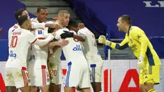Para pemain Lyon merayakan gol ke gawang Bordeaux pada pertandingan Liga Prancis di Lyon, Prancis, Jumat (29/1/2021). Lyon menang 2-1 atas Bordeaux dan naik ke puncak klasemen sementara Liga Prancis menyalip Paris Saint-Germain (PSG). (AP Photo/Laurent Cipriani)