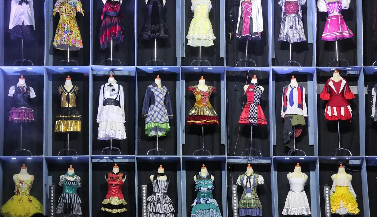 Di panggung juga disuguhkan Seifuku, seragam yang dikenakan para member dari satu era ke era yang lain. (Adrian Putra/Fimela.com)