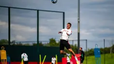 Pemain MU, Mason Mount, menunjukkan kebolehan menyundul bola di udara saat latihan perdana jelang mengarungi musim 2023/2024 yang berlangsung di Carrington, Jumat (7/7/2023). (Twitter/@ManUtd)