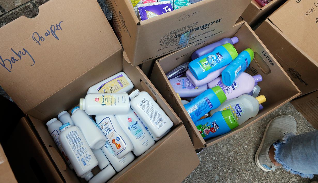 Beberapa produk kebersihan diatur dalam kotak saat penggalangan dana di Dallas Utara, Selasa (29/8). Dalam situsnya, Charity Navigator membagi jenis donasi untuk mempermudah donatur, seperti layanan kesehatan dan penyelamatan hewan. (Tony Gutierrez/AP)