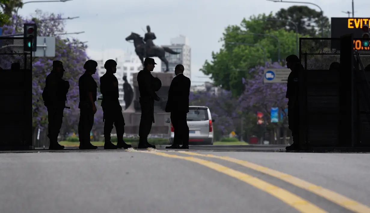 Polisi memblokir sejumlah jalan untuk KTT G20 di Buenos Aires, Argentina, Kamis (29/11). KTT G20 akan berlangsung di Buenos Aires pada 30 November-1 Desember 2018. (AP Photo/Gustavo Garello)
