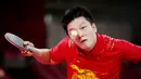 Petenis China, Fan Zhendong, saat bertanding melawan atlet tenis meja Portugal, Marcos Freitas, pada babak 16 besar Olimpiade Tokyo 2020, Selasa, (27/7/2021). (Foto: AP/Kin Cheung)