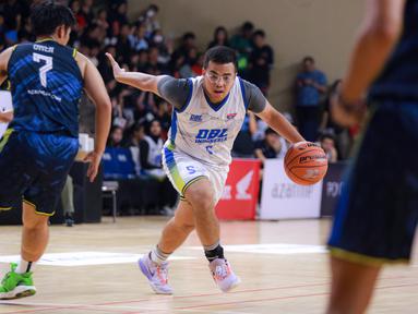 Pertandingan fun charity match antara DBL Indonesia Team melawan Mantappu Corp di GOR Cempaka Putih, Jakarta, Rabu (16/08/2023). (Bola.com/Bagaskara Lazuardi)