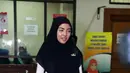 "Menghargai aja, aku kerudungan karena datang ke pengadilan agama. Kan enggak mungkin aku pakai bikini di sini," kata Bella Shofie di PA. (Nurwahyunan/Bintang.com)
