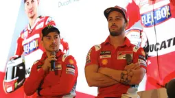 Pembalap MotoGP Andrea Dovizioso (kanan) dan Jorge Lorenzo (kiri) memberi keterangan saat mengkampanyekan Libas Tantanganmu di Jakarta, Kamis (1/2). (Liputan6.com/Angga Yuniar)