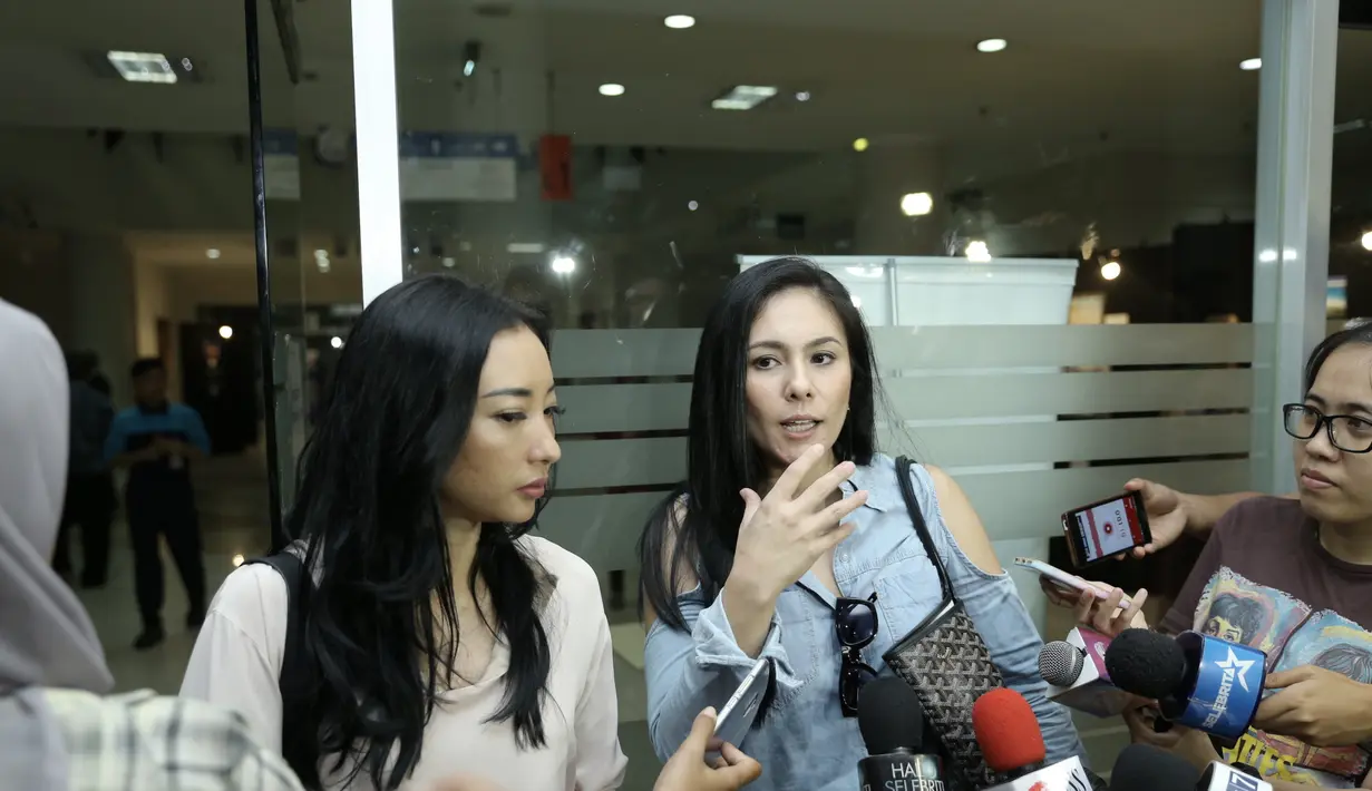 Karena kebaikan Julia Perez tersebut, banyak teman-teman dan selebritis yang menginginkan kesembuhan pelantun lagu Belah Duren tersebut. Semoga semakin banyak lagi yang mendoakan cepat sembuh. (Galih W. Satria/Bintang.com)