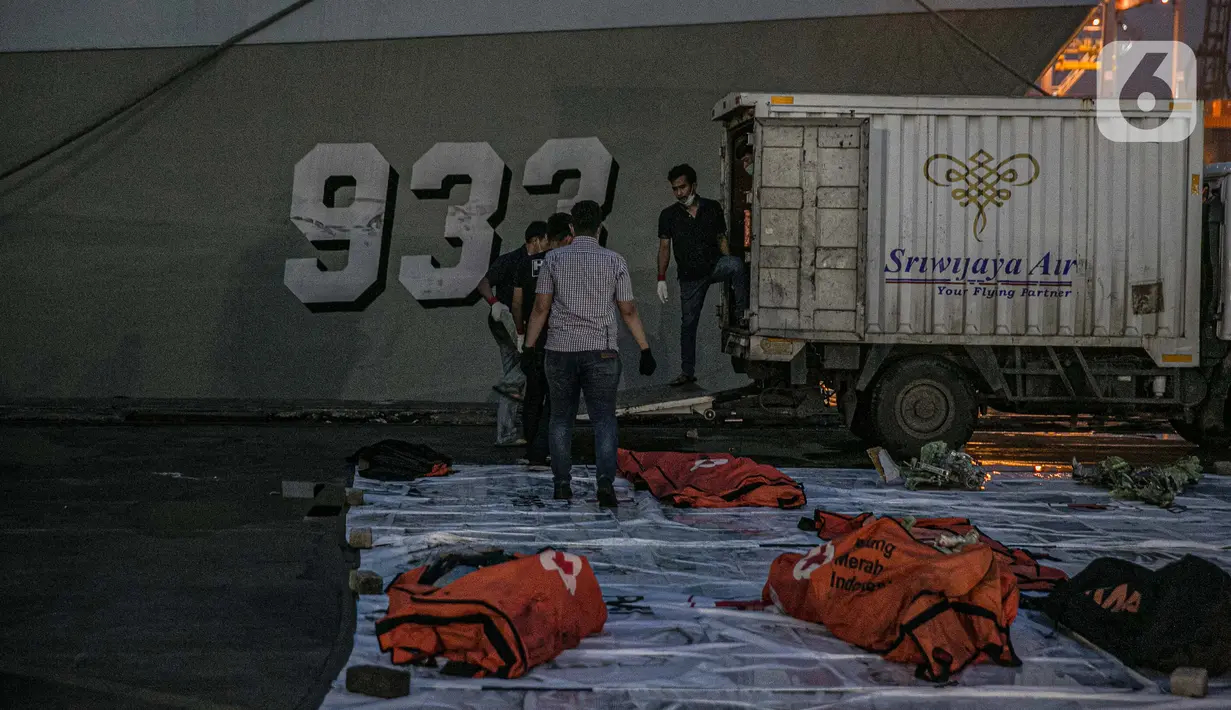 Petugas memuat serpihan Sriwijaya Air SJ 182 ke dalam truk di Terminal JICT 2, Tanjung Priok, Jakarta, Kamis (21/1/2020).  Serpihan Sriwijaya Air SJ 182 dipindahkan dari Terminal JICT 2 ke kantor KNKT untuk dilakukan pemeriksaan dan identifikasi. (Liputan6.com/Faizal Fanani)