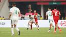 <p>Pemain Timnas Irak, Aymen Hussein (tengah) menguasai bola dibayangi pemain Timnas Indonesia, Jordi Amat pada laga Grup F putaran kedua Kualifikasi Piala Dunia 2026 zona Asia di Stadion Utama Gelora Bung Karno (SUGBK), Senayan, Jakarta, Kamis (6/6/2024). (Bola.com/M Iqbal Ichsan)</p>
