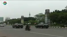 Sekelompok orang tak dikenal merusak minibus di kawasan Senayan, Jakarta Pusat tanpa alasan yang jelas. 