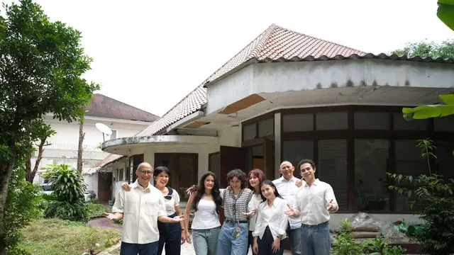 Gaya Kompak Prilly Latuconsina Saat Pemotretan Bareng Keluarga Omara Esteghlal, Hangat dan Stylish di Rumah Penuh Kenangan