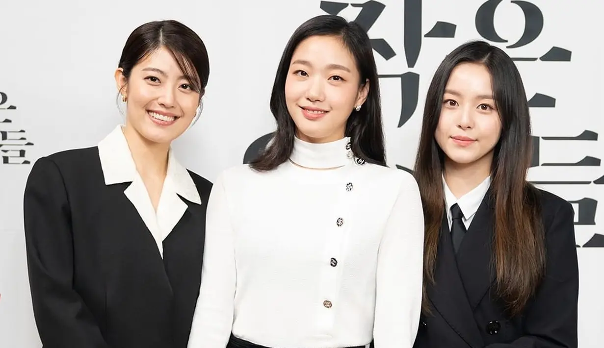 <p>Kim Go Eun, Park Ji Hu, dan Nam Ji Hyun dalam konferensi pers Little Women. (Foto: Instagram/ tvn_drama)</p>