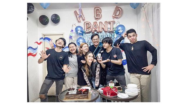 6 Potret Kejutan Ulang Tahun Arbani Yasiz ke-26, Ada Calon Mertua