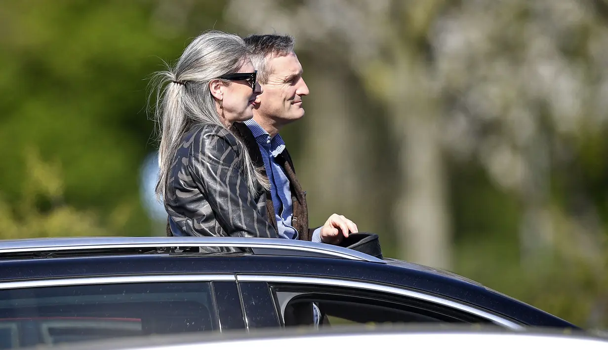 Wali Kota Duesseldorf Thomas Geisel dan istrinya Vera saat kebaktian Jumat Agung di sebuah bioskop drive-in di Duesseldorf, Jerman, Jumat (10/4/2020). Kebaktian drive-in dilakukan setelah Jerman menutup semua tempat ibadah untuk mencegah penyebaran virus corona COVID-19. (AP Photo/Martin Meissner)