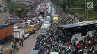 Kendaraan  terjebak kemacetan di sekitar kawasan Pejompongan akibat unjuk rasa mahasiswa di depan Gedung DPR, Jakarta, Selasa (24/9/2019). Demonstrasi mahasiswa dilakukan untuk menolak pengesahan berbagai RUU yang dianggap bermasalah. (Liputan6.com/Helmi Fithriansyah)