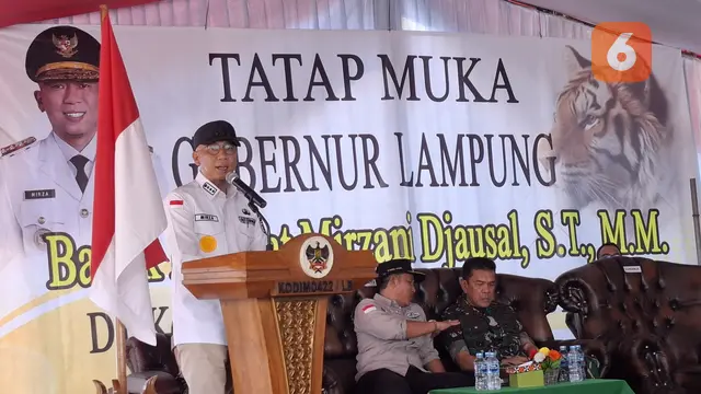 Gubernur Lampung, Rahmat Mirzani Djausal saat berdialog dengan warga yang tinggal di sekitar Hutan Konservasi TNBBS, Lampung Barat. Foto : (Liputan6.com/Ardi).