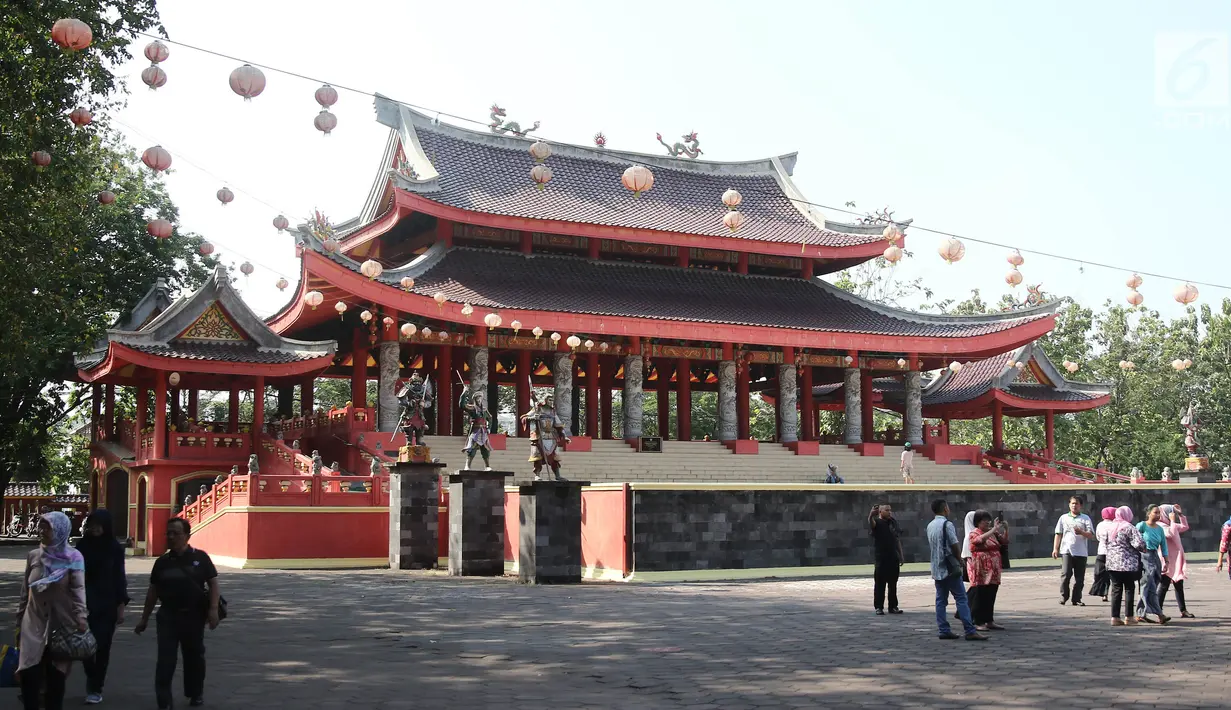 <p>Wisatawan saat mengunjungi Kelenteng Sam Poo Kong, Semarang, Jumat (20/7). Kelenteng Gedung Batu Sam Poo Kong sebuah petilasan yaitu bekas tempat persinggahan pertama Laksamana Tiongkok beragama islam Zheng He/Cheng Ho. (Liputan6.com/Herman Zakharia)</p>