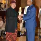 Nyoman Nuarta, seniman Indonesia asal Bali menerima penghargaan Padma Award atas kontribusi dan prestasinya dalam dunia seni rupa, Rashtrapati Bhavan, New Delhi, 2 April 2018. (Twitter KBRI New Delhi)