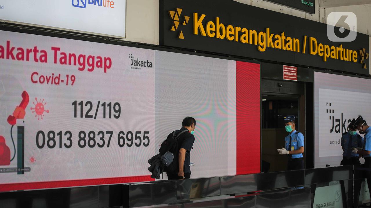 FOTO: Dampak Corona, Jumlah Penumpang di Bandara Halim dan Soetta Turun 30 Persen