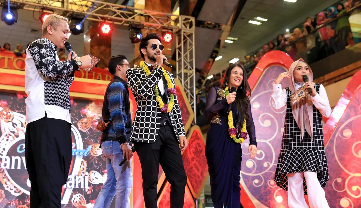 Shakti Arora dan Radhika Madan hadir di acara Meet and Greet bersama para penggemarnya. Dipandu oleh Rina Nose dan Gilang Dirga sebagai host, acara Meet and Greet pun semakin ramai dengan suara gemuruh para penontonnya. (Adrian Putra/Bintang.com)