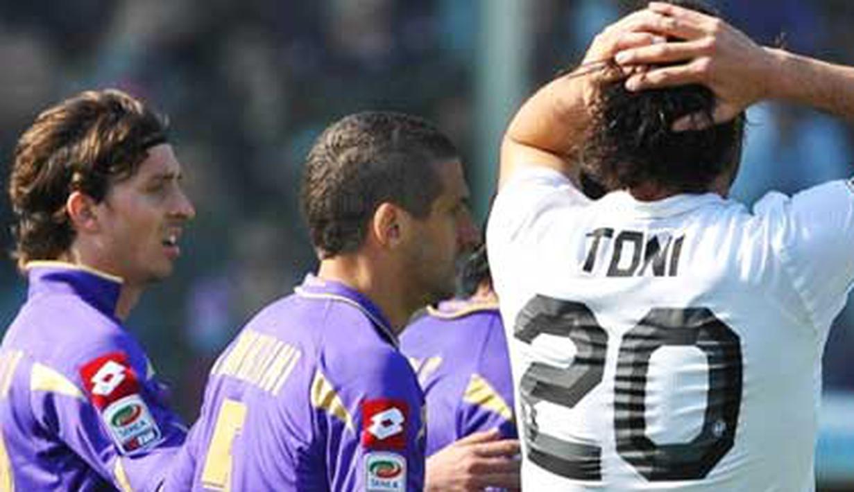 Kekecewaan striker Juventus Luca Toni (kanan) setelah gagal mencetak gol ke gawang Fiorentina dalam lanjutan Serie A di Artemio Franchi, 17 April 2011. Skor 0-0. AFP PHOTO / ANDREAS SOLARO