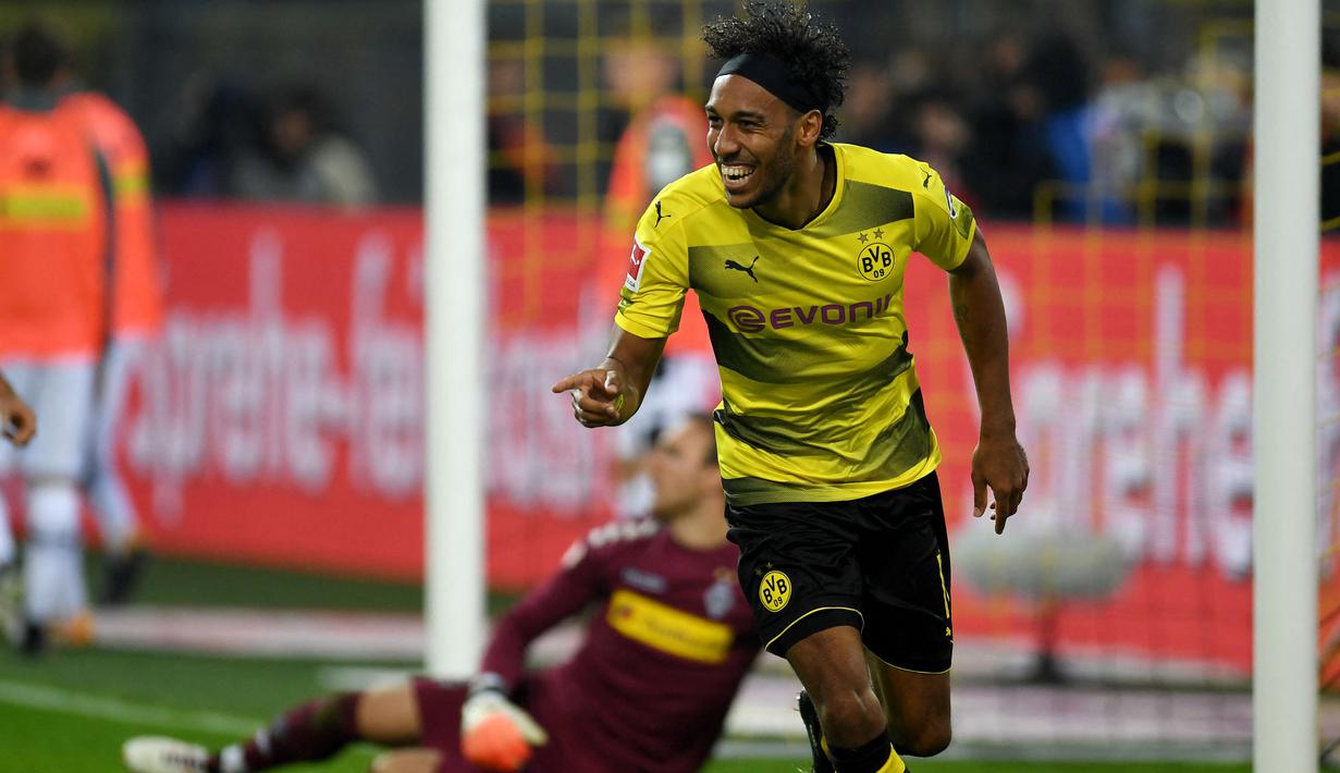 Pierre-Emerick Aubameyang yang kini tengah menjalani musim pertama bersama Olympique Marseille tercatat pernah berseragam Borussia Dortmund selama 4,5 musim mulai 2013/2014 hingga paruh musim 2017/2018. Total tampil dalam 144 laga di Bundesliga bareng Borussia Dortmund, ia mampu mengoleksi 98 gol dan 22 assist, termasuk torehan 4 kali hattrick. Hattrick terakhirnya tercipta pada pekan ke-6 Bundesliga 2017/2018 (23/9/2017) saat menang 6-1 atas Borussia Monchengladbach. (AFP/Patrik Stollarz)